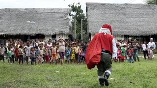 Papá Noel visita a los niños boras del Amazonas