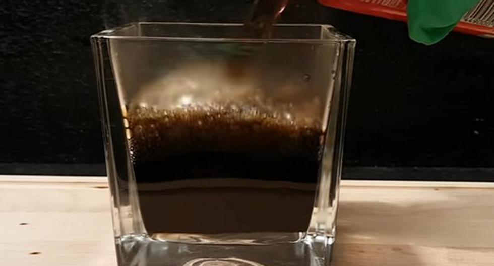 Para el experimento, los \"científicos\" usaron una sustancia que simula el jugo gástrico. (Foto: Captura)