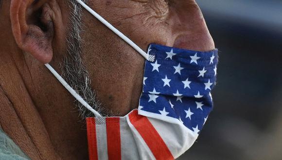 Un hombre usa mascarilla con los colores de la bandera de Estados Unidos en una calle de Hollywood, California, en medio de la pandemia de coronavirus. (Robyn Beck / AFP).