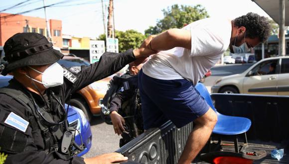 Policías custodian a José Manuel Bonilla, presunto líder de la pandilla MS-13 tras ser presentado ante los medios, en San Salvador, El Salvador.