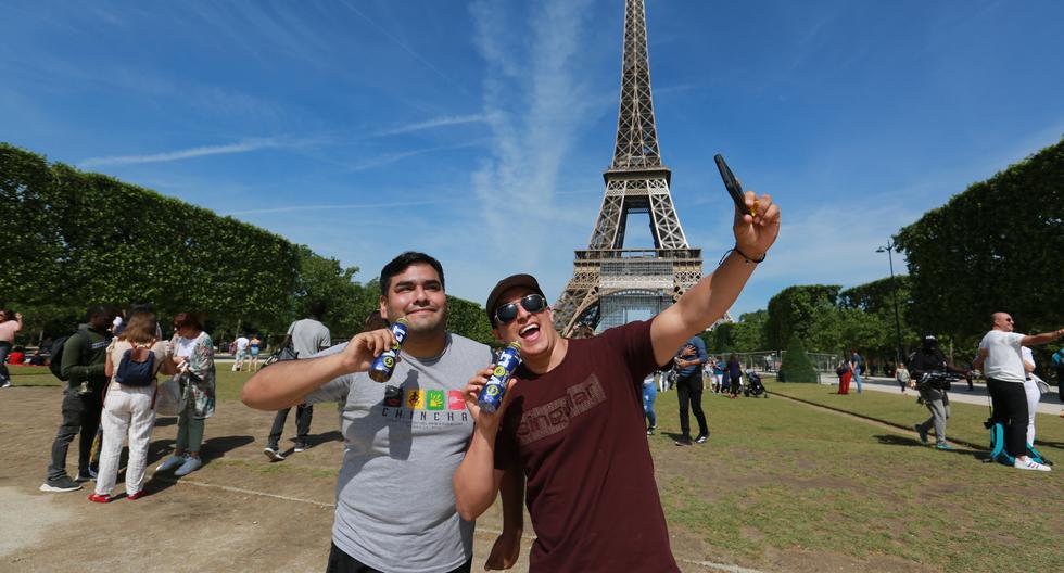 Afortunado suscriptor Luis Solano y su amigo Caleb Robles inmortalizando la llegada a París bajo la estatua que define la ciudad. (Foto: Antonio Álvarez)