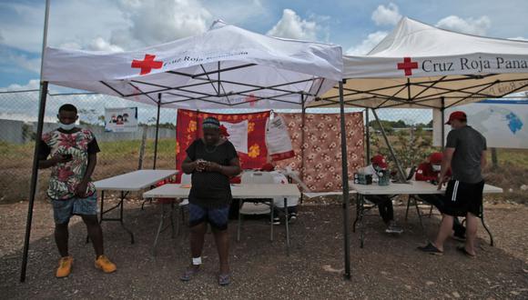 Migrantes permanecen bajo carpas de la Cruz Roja en la Estación de Recepción de Migrantes (ESM) de San Vicente en Meteti, provincia de Darién, Panamá, cerca de la frontera con Colombia, el 11 de febrero de 2021. (Foto de ROGELIO FIGUEROA / AFP)