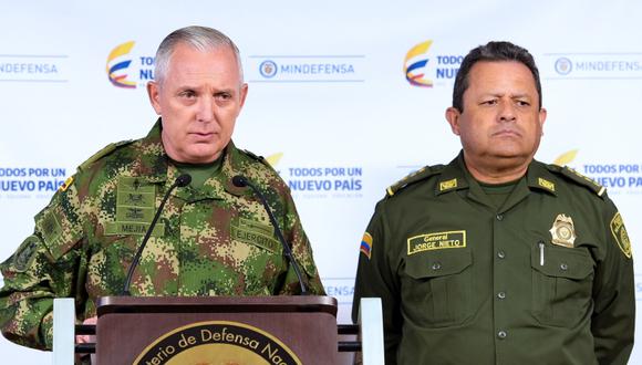 Alberto Mejía (i), comandante general de las Fuerza Militares de Colombia. (Foto: EFE)