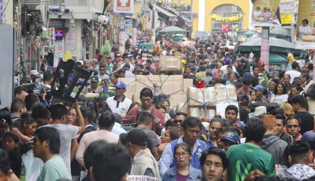 Compradores, jaladores y estibadores pugnan por un espacio en las calles cada vez más congestionadas de Mesa Redonda. Desde el lunes se restringirá el ingreso de vehículos. (Miguel Bellido)