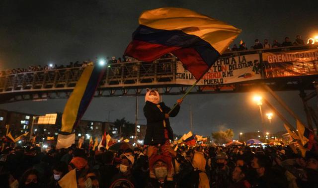 Un manifestante ondea una bandera colombiana mientras se reúnen en Portal Américas durante una protesta en Bogotá, Colombia. (Foto: Nathalia Angarita / Bloomberg).