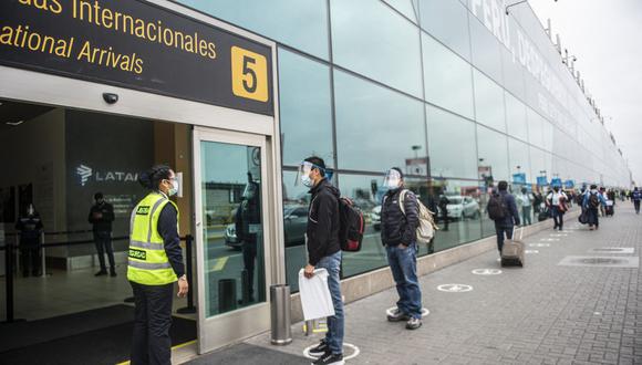 Pasajeros hacen cola para ingresar al Aeropuerto Internacional Jorge Chávez del Perú en medio de la pandemia de coronavirus. (Foto de ERNESTO BENAVIDES / AFP).