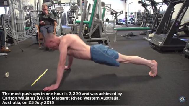 Con 50 años, batió récord con 2200 flexiones en una hora - 1