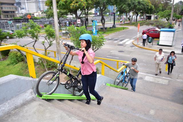 Desde hoy los ciclistas pueden usar los bici-rieles instalados en algunos puentes peatonales de San Isidro (Foto: Municipalidad de San Isidro).