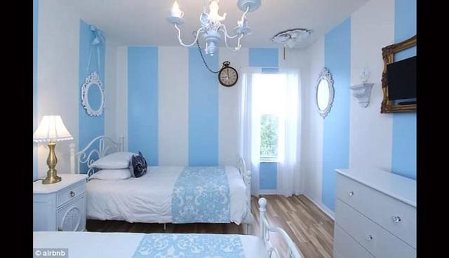 Cada ambiente de la casa está inspirada en alguno de los personajes más famosos Disney. Por ejemplo, este dormitorio nos evoca a “Alicia en el País de las Maravillas”. (Foto: Airbnb)