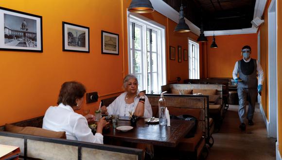 Los restaurantes podrían volver a atender pronto en sus salones. (REUTERS/Anushree Fadnavis).