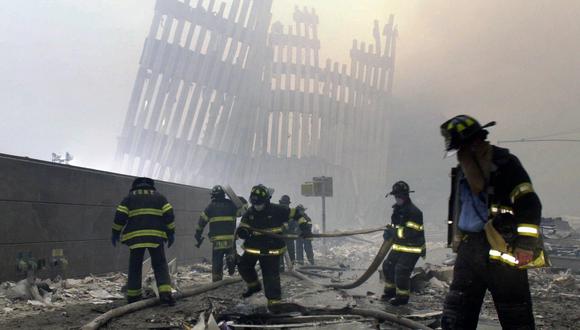 Bomberos de Nueva York intentan rescatar a todos los que puedan luego del atentado terrorista del 11S. AP