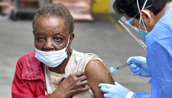Vera Eskrive, de 86 años, recibe la vacuna Moderna contra el coronavirus Covid-19 en Los Ángeles, Estados Unidos. (Foto de Frederic J. BROWN / AFP).