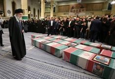 Irán: líder supremo reza ante los ataúdes de los militares muertos en un bombardeo en Siria          