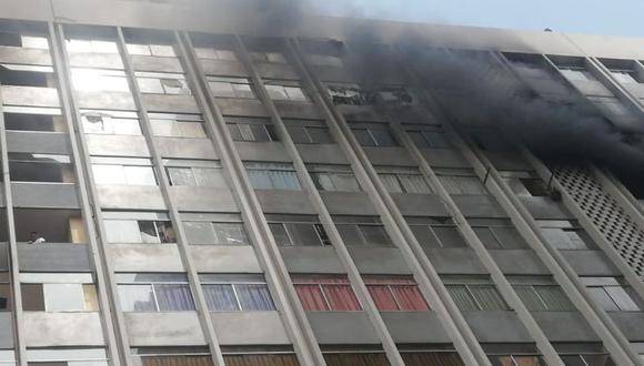 Se reporta incendio en la cuadra 11 de la Av. Abancay. (Rolly Reyna / El Comercio)