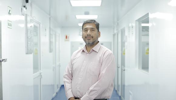 Jose Luis Otárola, galardonado con el Premio Líderes del Cambio (LEC). Es gerente general de una empresa farmacéutica llamada Otarvasq, que fabrica y distribuye inyectables.