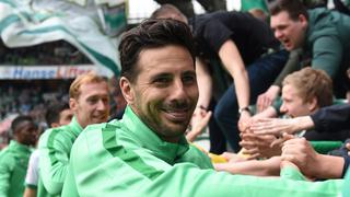 Claudio Pizarro fue homenajeado con el cuadro 'Hands of God' con sus mejores momentos en el Werder Bremen