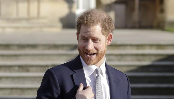 En esta fotografía de archivo del jueves 16 de enero de 2020, el príncipe Harry  hace gestos en los jardines del Palacio de Buckingham en Londres. (AP/Kirsty Wigglesworth).