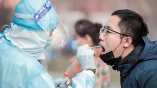 China cree que ómicron llegó en una carta y ordena desinfectar todo el correo internacional