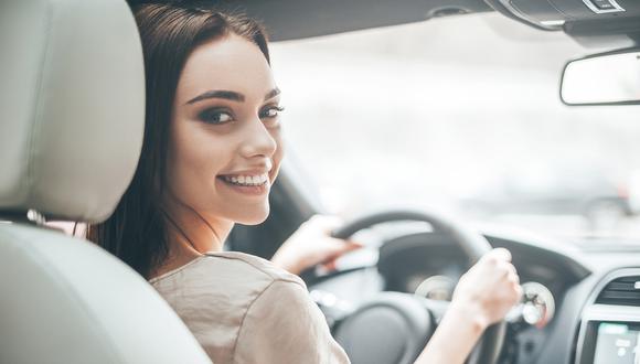 La típica frase "mujer al volante, peligro constante" quedó en el olvido, pues un reciente estudio revela que las mujeres conducen mejor que los hombres. (Foto: Shutterstock).