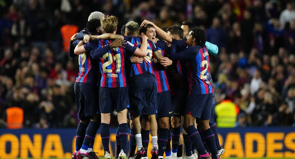 BARCELONA, 19/03/2023.- Los jugadores del FC Barcelona celebran la victoria tras el encuentro correspondiente a la jornada 26 de Liga en Primera División que FC Barcelona y Real Madrid disputaron hoy domingo en el Camp Nou, en Barcelona. EFE/Enric Fontcuberta.
