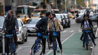 Los riesgos de que los vacunados dejen de usar mascarillas mientras los demás no están inmunizados