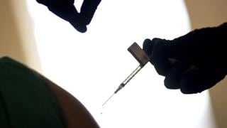 Denuncian favoritismo en vacunación de personas contra el coronavirus en Estados Unidos