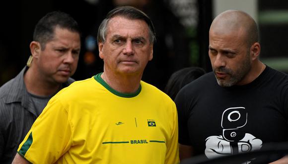 El presidente de Brasil y candidato a la reelección, Jair Bolsonaro, observa el exterior del colegio electoral donde votó durante las elecciones legislativas y presidenciales, el 2 de octubre de 2022. (MAURO PIMENTEL / AFP).