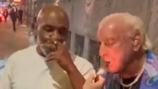 Mike Tyson y Ric Flair, juntos en calles de Chicago fumando cigarros de marihuana | VIDEO