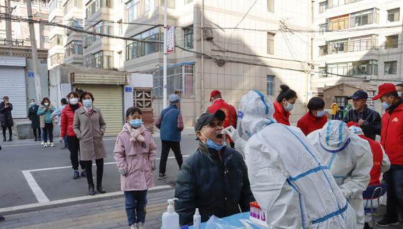 Imagen referencial en la que un grupo de personas se someten a pruebas de coronavirus. (Photo by AFP) / China OUT