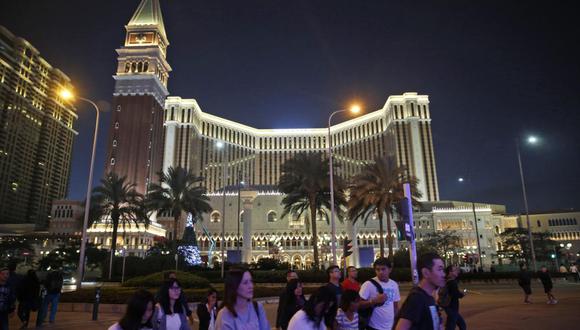 Gente ante el casino Venetian Macao.