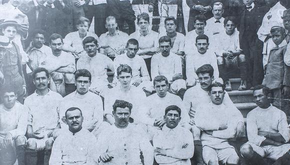 Año 1904. La selección de fútbol de Lima Cricket, el primero club de este deporte en Perú. El equipo estaba integrado por peruanos y británicos. (Foto: Lima Cricket/Libro: "Perú & Gran Bretaña").
