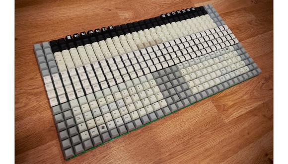 Una vista del peculiar teclado creado por Ben Rose, diseñado con 450 teclas. (Difusión)