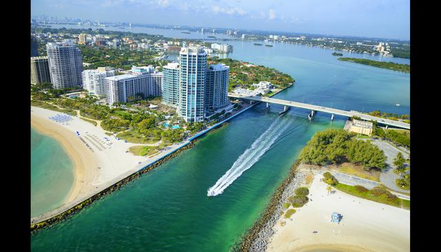 Cruza el boardwalk de Miami Beach para conocer lugares representativos de la ciudad como Ocean Drive e Indian Beach Park.    Foto: Istock.