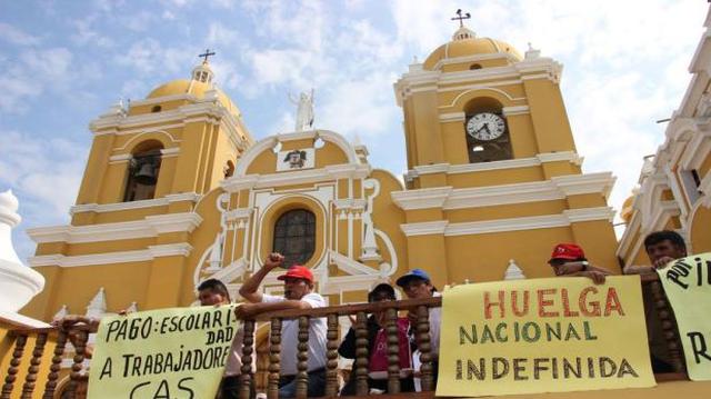 Trujillo: trabajadores de la UNT tomaron atrio de la catedral - 1