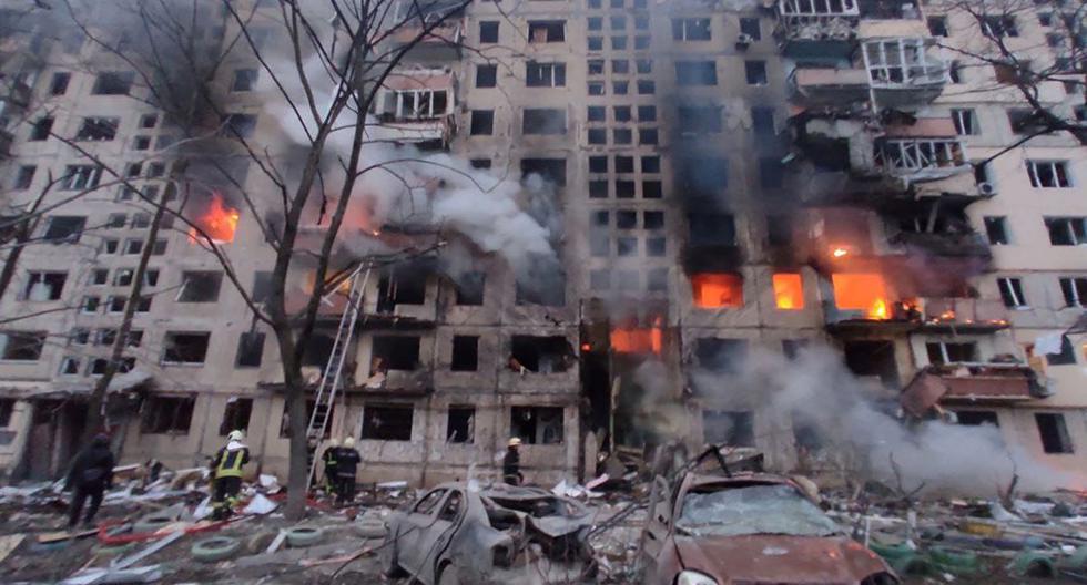 Los bomberos trabajan para extinguir un incendio en un edificio de departamentos afectado por bombardeos rusos en el distrito de Obolon, en Kiev, capital de Ucrania. (AFP).