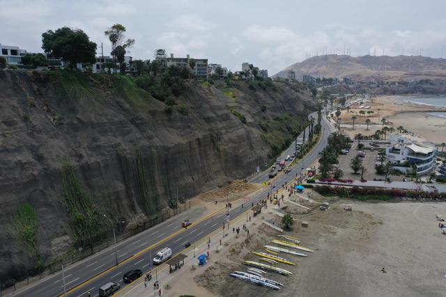 Esta mañana hubo un derrumbe en el acantilado en la Costa Verde, a la altura de playa Los Yuyos, en Barranco (Foto: Daniel Apuy).