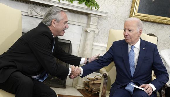 El presidente de los Estados Unidos, Joe Biden (D), se reúne con el presidente Alberto Fernández (I) de Argentina en la Oficina Oval de la Casa Blanca en Washington, DC, Estados Unidos, el 29 de marzo de 2023. (Foto de EFE/EPA/Yuri Gripas)