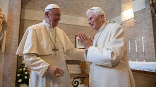 Vaticano revela que alteró foto donde Benedicto XVI elogia al papa Francisco