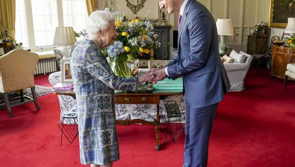 La reina Isabel II de Gran Bretaña (izquierda) le da la mano al primer ministro canadiense, Justin Trudeau, cuando se reúnen para una audiencia en el Castillo de Windsor, Berkshire, el 7 de marzo de 2022. (Foto de Steve Parsons / POOL / AFP)