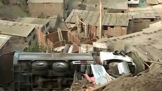 Villa María del Triunfo: camión cayó desde una pendiente y afectó a tres casas