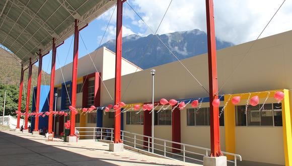El BCP inauguró un centro educativo en Echarati, Cusco, construido bajo el mecanismo de Obras por Impuestos, que demandó una inversión superior a S/5 millones. El BCP y la Municipalidad Distrital de Echarati entregaron las nuevas instalaciones de la Institución Educativa N° 50240 Sajiruyoc de nivel primario del Centro Poblado de Sajiruyoc, el cual permitirá que 180 alumnos realicen sus actividades. “Es fundamental que el sector privado se sume a los esfuerzos del Estado para mejorar la educación en el país. (...) En la región Cusco, el BCP ha comprometido más de S/ 92 millones para ejecutar 14 proyectos de educación” manifestó Enrique Pasquel, gerente de Asuntos Corporativos del BCP.  A la fecha, el BCP ha comprometido, bajo esta modalidad, más de S/ 1.150 millones para ejecutar 113 iniciativas de infraestructura educativa, vial, saneamiento y seguridad ciudadana.