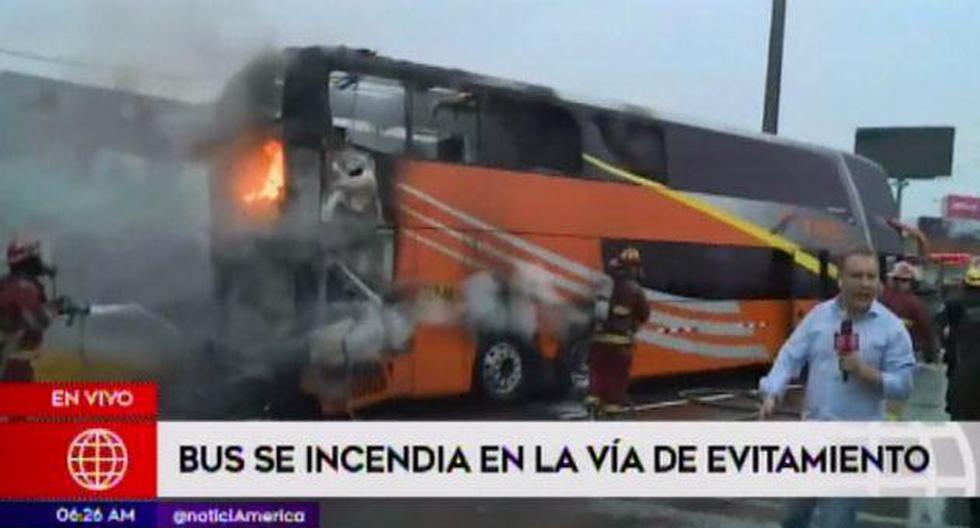 Bus interprovincial se incendió en la Vía Evitamiento (Captura: América Noticias)
