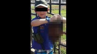 Hijo de un yihadista australiano posa con cabeza humana