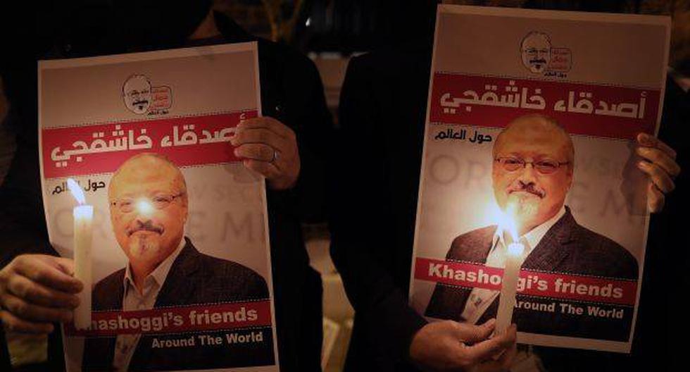 Manifestantes sujetan velas y retratos del periodista Jamal Khashoggi durante una protesta frente al Consulado saudí en Estambul. (Foto: EFE)