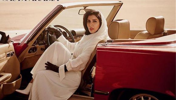 La imagen de la princesa Hayfa bint Abdullah al-Saud, en el puesto del conductor, luciendo guantes y tacones altos, está en la portada de la edición de junio de Vogue Arabia. (Vogue)