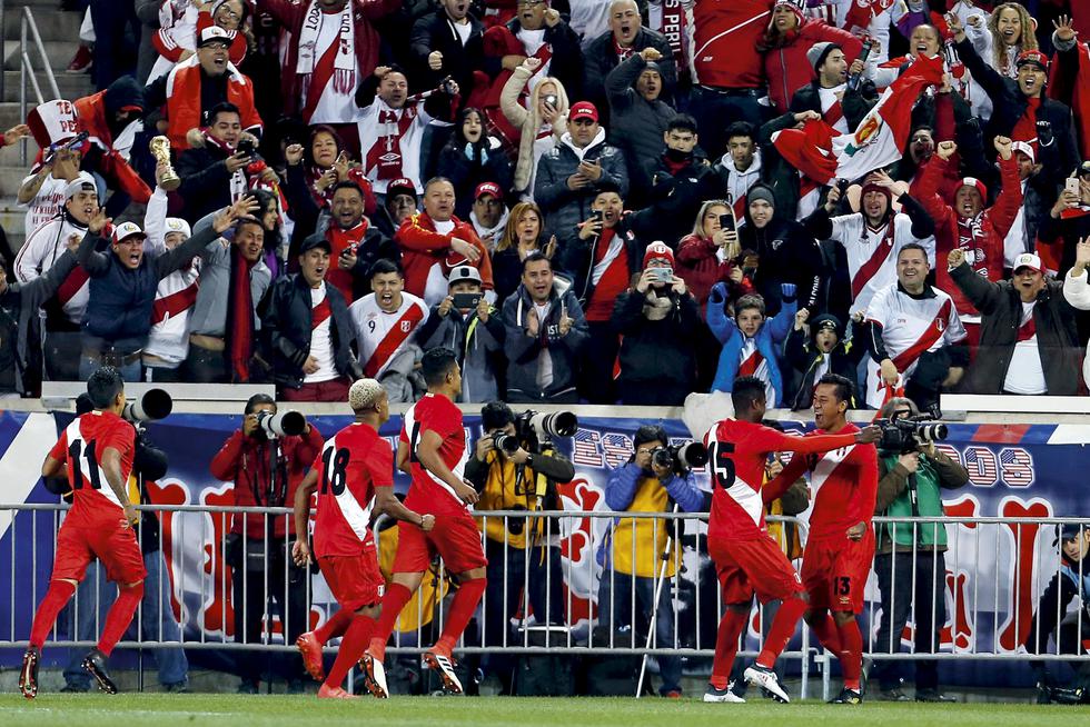 Carrillo, Santa María, Ramos y Tapia celebran el 1-0 a Islandia.