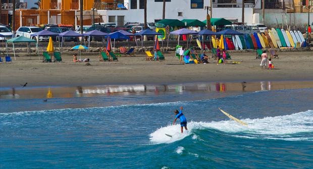Si eres aventurero, llega a la zona sur del distrito. Allí encontrarás la playa de Puerto Viejo, donde podrás practicar surf y kayak.(Foto: Archivo El Comercio)