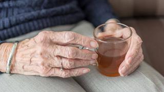 Conoce las consecuencias del aislamiento en la salud de los adultos mayores