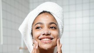 Por qué es vital la limpieza facial antes de dormir para cuidar la piel