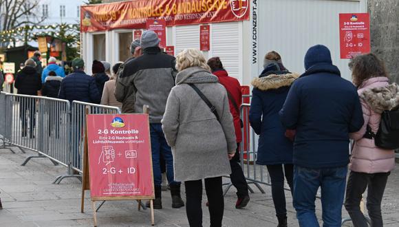 La gente hace cola en una cabina de control en el mercado navideño de Salzburgo, Austria, el 17 de diciembre de 2021. (BARBARA GINDL / APA / AFP).